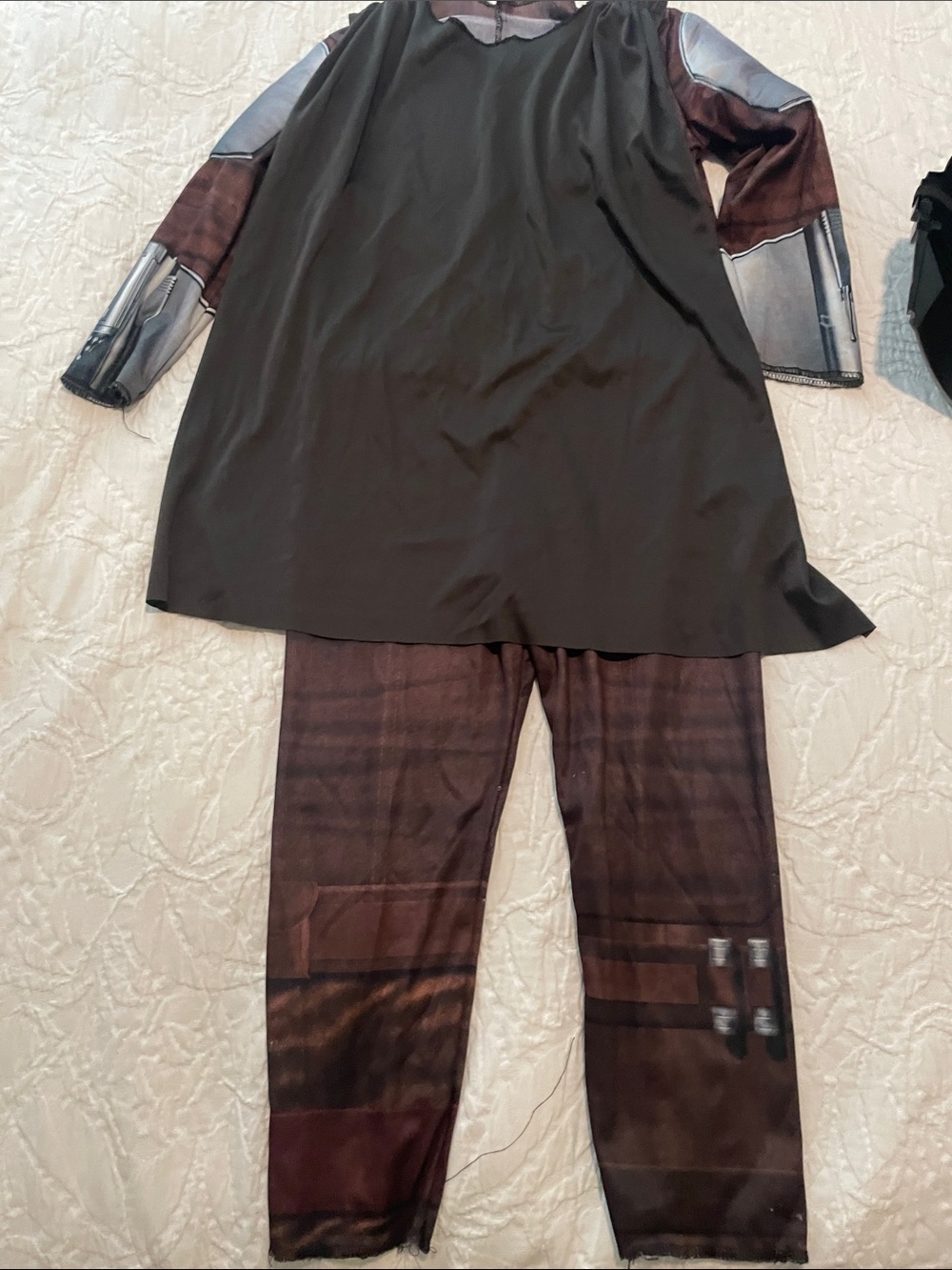 Star Wars Kids Mandalorian Costume in Silver and Brown with Helmet - Picture 8 of 13